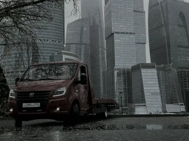 Эвакуатор ЩаПриедем на фоне Москва-Сити